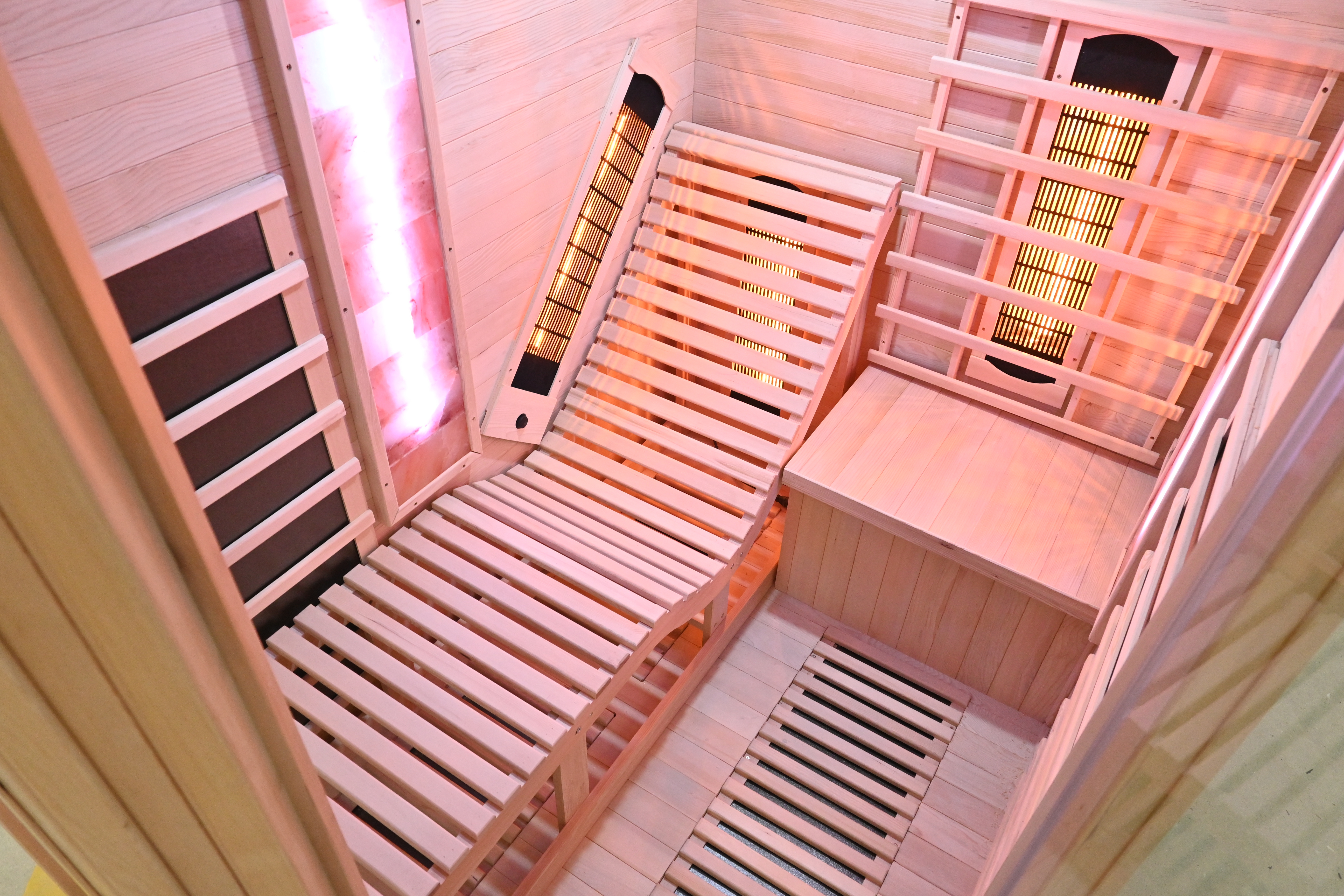 Grzejnik węglowy montowany na stopie